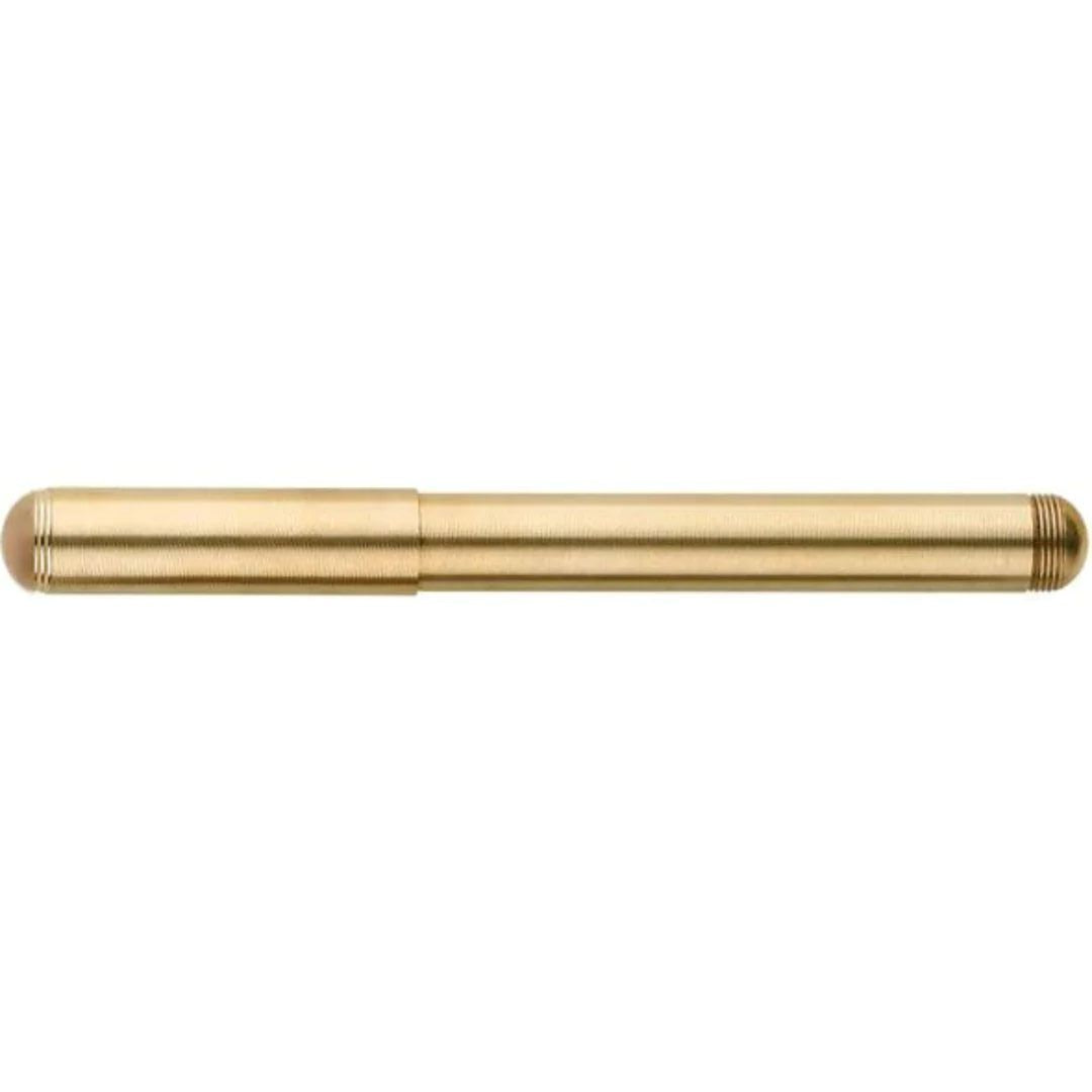 Stylo plume Element avec son capuchon fermé en laiton de la marque Delike