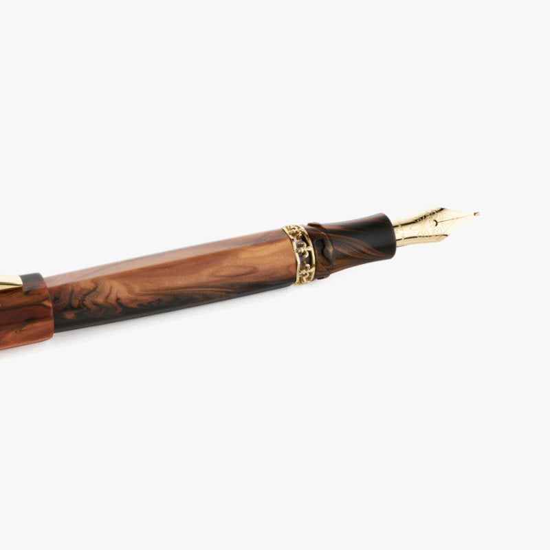 Style plume Medici décapuchonné avec sa plume en or jaune gravé de la marque Visconti